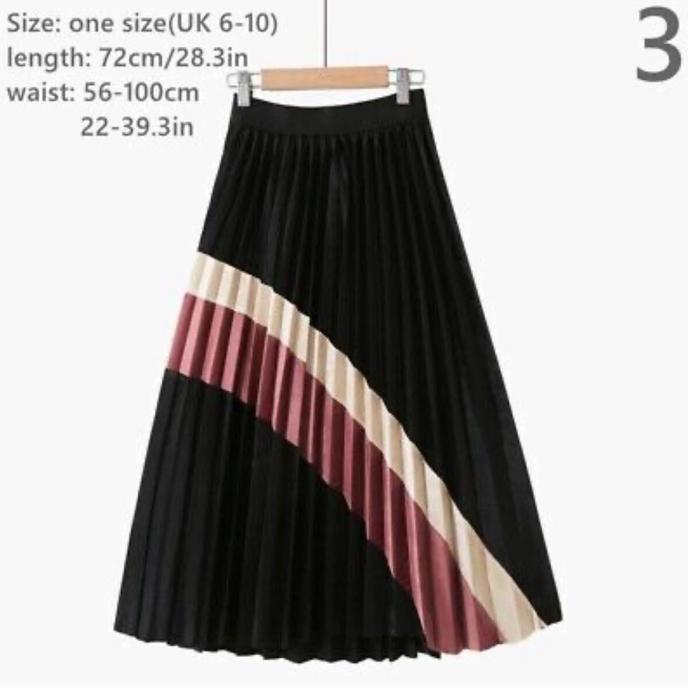 Black detail pleated skirt.